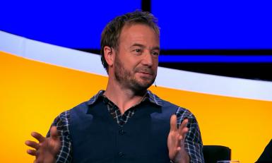 Een man in een blauw met gele studio