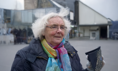 vrouw in zin in morgen met een kleurrijke sjaal