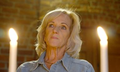 Tineke steekt een kaarsje op in de kapel