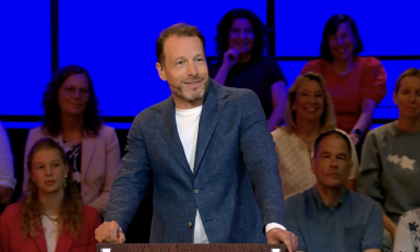 Man met colbert voor desk