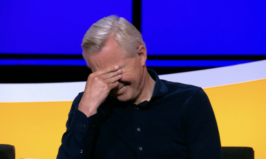 Man met hand voor gezicht