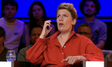 Vrouw in rode blouse