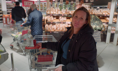 Mensen in supermarkt met kar