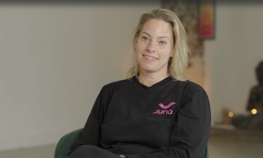 Blonde vrouw met zwarte trui