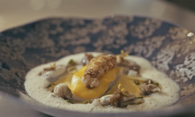 Bord met culinair gerecht en schuim