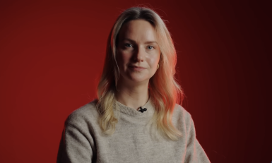 Blonde vrouw met rode achtergrond