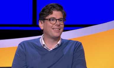 Man met zwart haar en bril