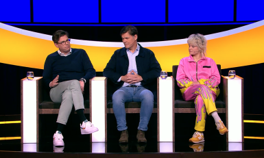 Drie mensen in een studio