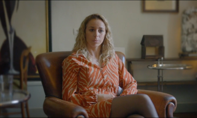 Vrouw in oranje kleding