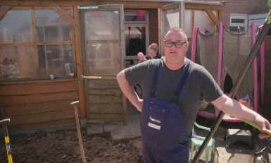 Sil de Lange is bezig in de tuin Een huis vol