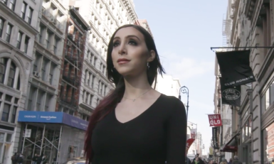 Foto: screenshot Mic video 'Walking while trans'