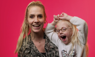 Romy en Amelle voor een roze achtergrond in Burgerzaken
