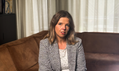 een vrouw zit in een stoel