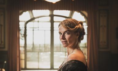 Thekla Reuten in een kostuum voor dramaserie Grand hotel aan zee