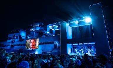 Publiek staat voor een podium