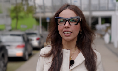 een vrouw met een bril voor een tunnel