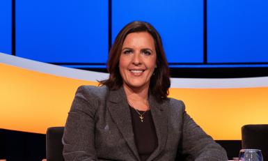 Lachende vrouw met bruin haar in de studio