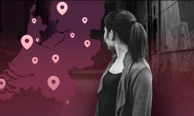 een vrouw kijkt naar kaart