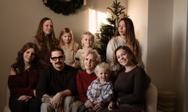 Familieportret bij de kerstboom