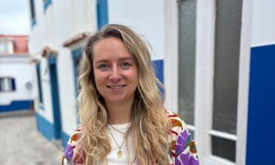 Milou in Portugal tijdens de opnames van Onderweg naar liefde