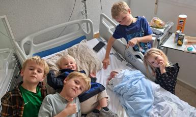 Kinderen met pasgeboren broertje