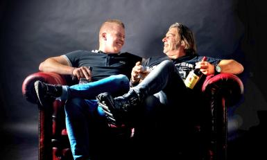 Twee mannen op een stoel