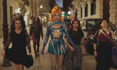 Mensen lopen door een straat