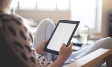 iemand leest op een e-reader
