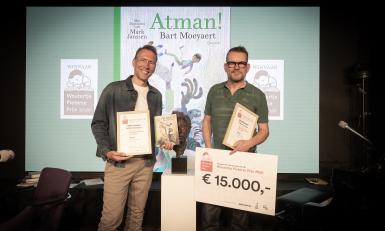 Winnaars Woutertje Pieterse Prijs met cheque in hun handen op het podium