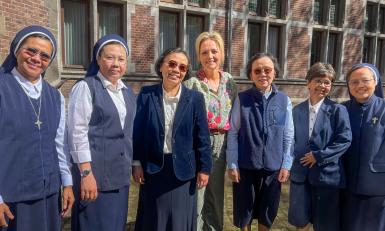 Yvon Jaspers en zusters bij het klooster in Maastricht