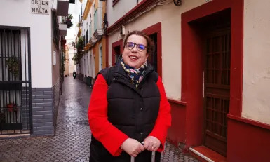 Vrouw in steeg met koffer