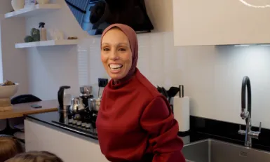 Lachende vrouw in keuken