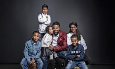 Familie in een donkere studio