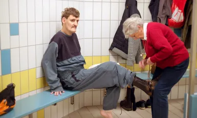 Job en moeder Tineke in de kleedkamer van een zwembad 