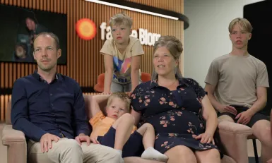 Gezin op bank in studio