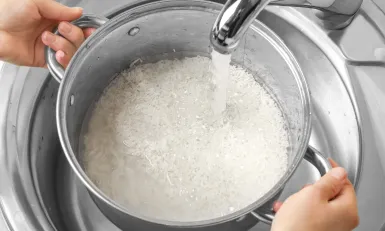 Rijst wassen - Keuringsdienst van waarde