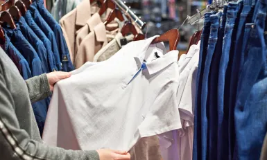 Keuringsdienst van waarde - Witte polo in winkel