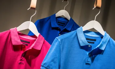 Drie verschillende kleuren poloshirts