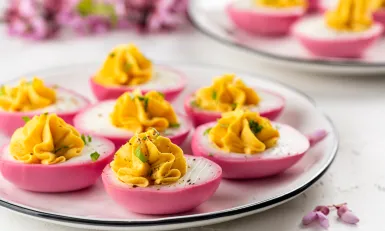 gevulde eitjes met roze buitenkant voor pasen