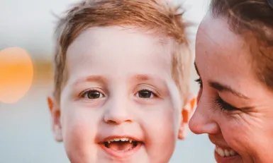 Ollie met zijn moeder Astrid 