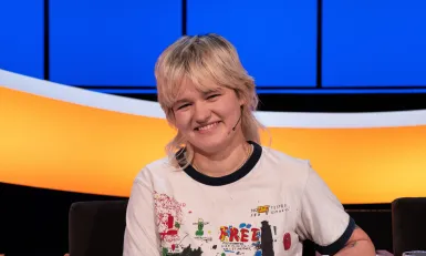 Mevrouw met blond haar en pony in de studio