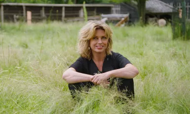 Annemiek Schrijver in het gras