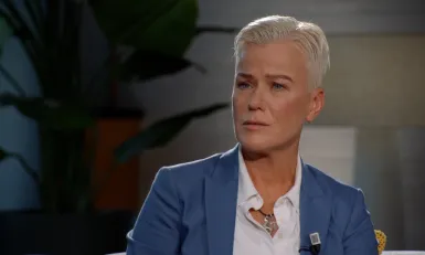 Blonde mevrouw met blauw pak