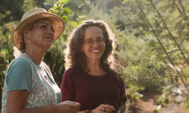 twee vrouwen in een tuin