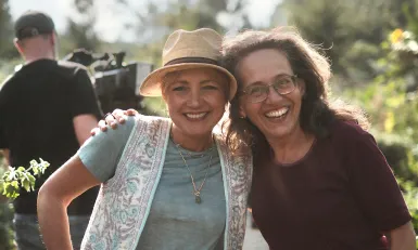 twee lachende vrouwen