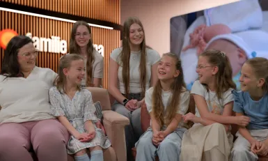 een vrouw met zes dochters