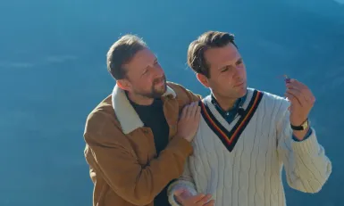 Twee mannen kijkend naar een paars ding