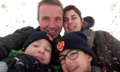 Man en vrouw met twee kinderen