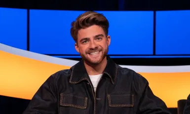 Lachende man met bruin haar en baard