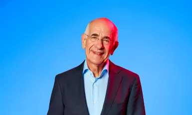 een man voor een blauwe achtergrond